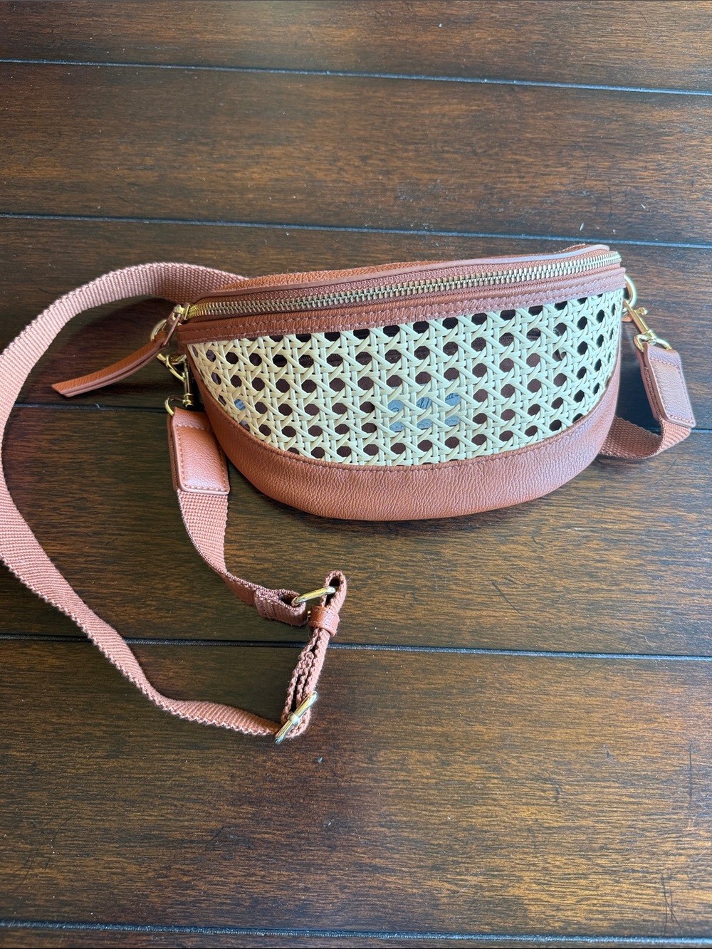 Universal Thread Woven Front Crossbody in Dusty Rose